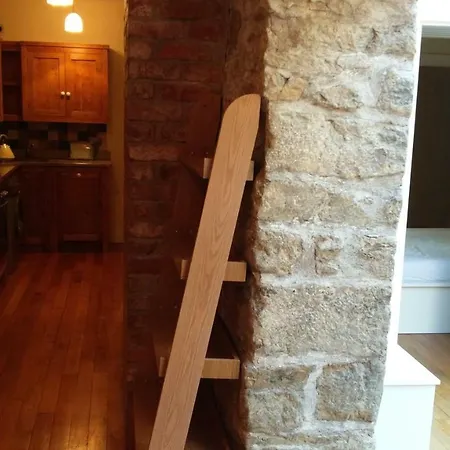 Historic Hideaway In Centre