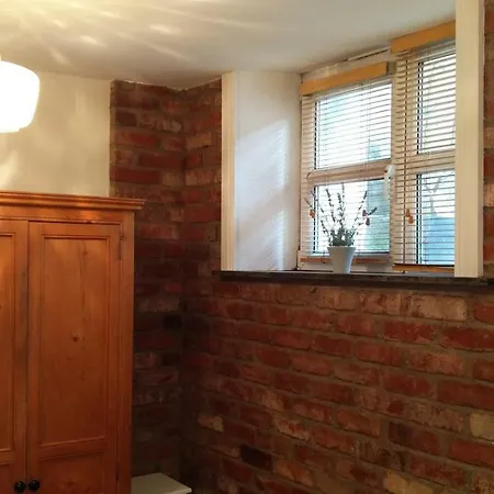 Historic Hideaway In Centre Апартаменты