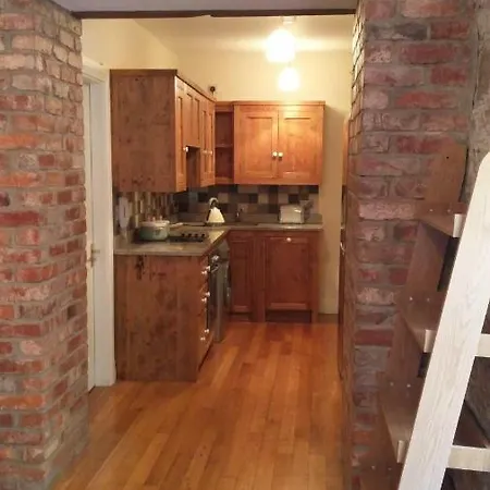 Historic Hideaway In Centre *