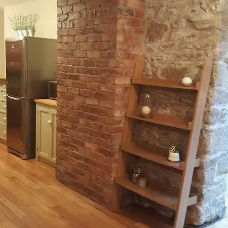 Historic Hideaway In Centre