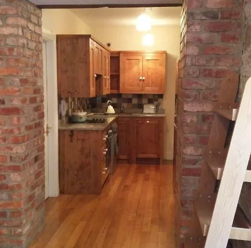 Historic Hideaway In Centre *