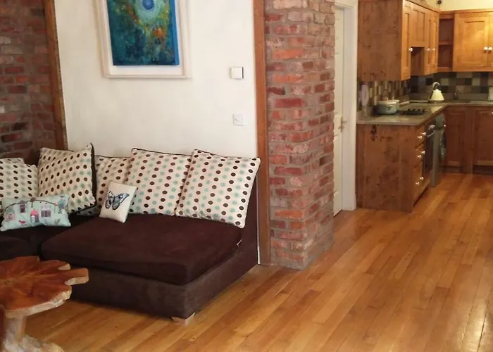 Historic Hideaway In Centre Апартаменты *